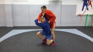 Бросок через спину с колен