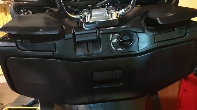 Как открыть бардачек на Suzuki Skywave если сел аккумулятор.