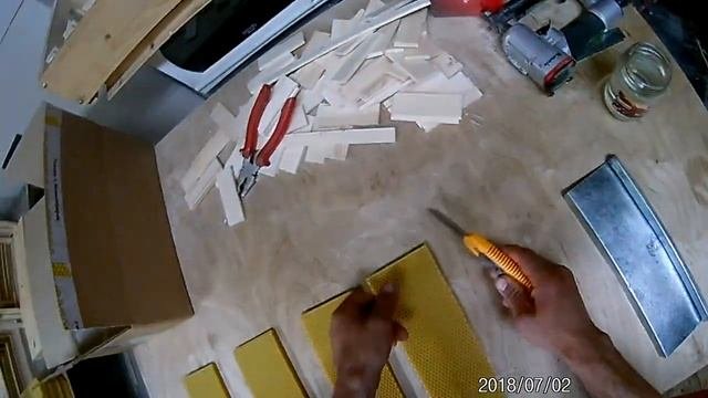 Нарезка вощины и наващивание рамок Удава.
