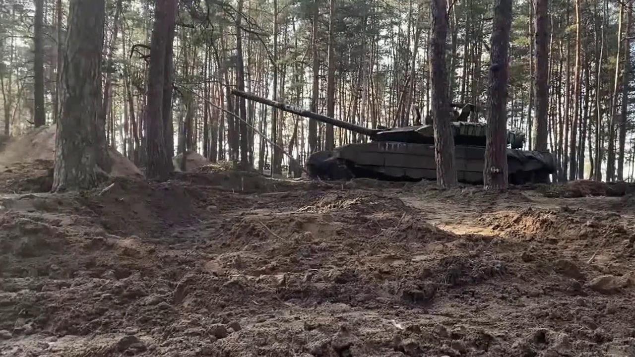 Наступающие штурмовые отряды десантников поддерживают танковые экипажи РФ на машинах «Прорыв».