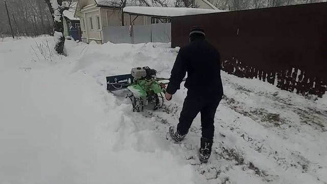 чистка снега отвалом ,на мотоблоке Red Verg с грунтозацепами смотреть онлайн