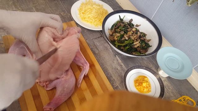 ФАРШИРОВАННАЯ ЖАРЕНАЯ КУРИЦА! НЕВЕРОЯТНО СОЧНАЯ И БЕЗ КОСТЕЙ! смотреть онлайн