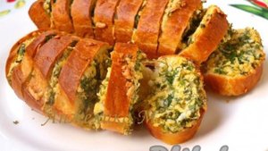 Батон, запечённый с сыром и чесноком