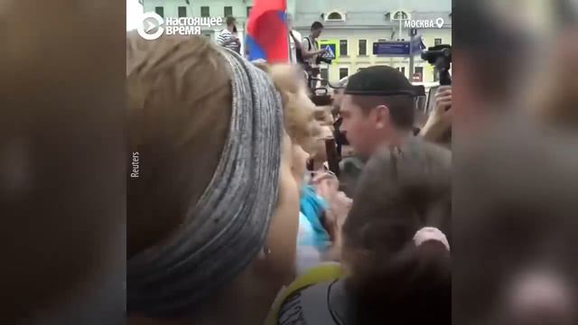 Полиция ИЗБИВАЕТ женщин и детей смотреть онлайн