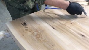 Стол из слэбов с эпоксидной смолой.