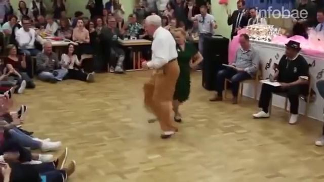 Пожилая пара из германии танцует буги-вуги. Старики жгут)