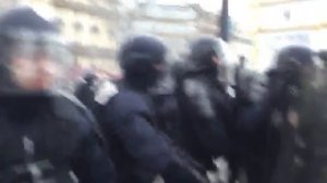 Bavure Policiere - Acte XI - PARIS : policier se blesse lui-meme avec une grenade de desencerclement