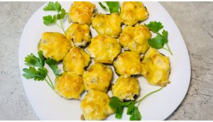 Фаршированные шампиньоны станут вкусным украшением праздничного стола