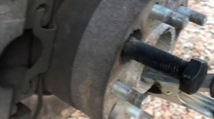 Как открутить болт колеса без секретки / How to unscrew the wheel bolt without a secret key