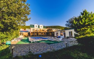 Сукко отдых частный сектор с бассейном.Мини-отели и гостиницы Сукко со столовой.«Ромео» ГОСТЕВОЙ ДОМ