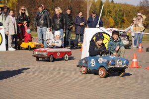 Детское ралли на исторических педальных машинках