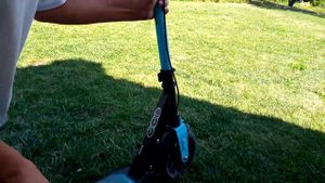 Как сложить и разложить самокат