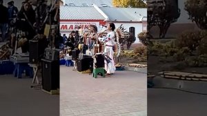 Индейцы на площади Александра Невского
