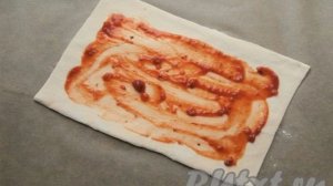 Закрытая пицца из слоёного теста в духовке