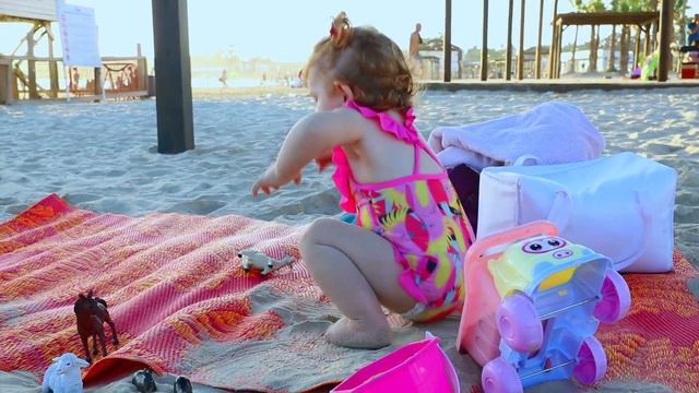 Ариана путешествует с родителями к морю! | VLOG Arishka Play Time