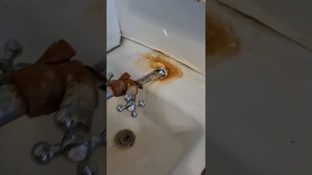 Как поменять смеситель на кухонной чугунной мойке из СССР?