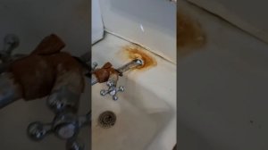 Как поменять смеситель на кухонной чугунной мойке из СССР?