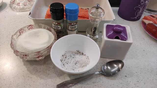 БУТЕРБРОДЫ С ФОРЕЛЬЮ СОБСТВЕННОГО СОЛЕНИЯ. Рецепт приготовления смотреть онлайн