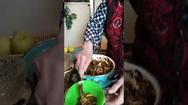 мама приготовила солянку с морской капустой и кальмаром #солянка #морскаякапуста  #обжор #мукбанг