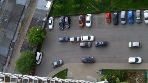 Мелкий вредитель кидает яйца с балкона в людей. Попал!