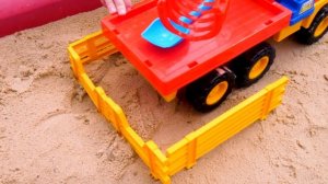 Моя песочница для малышей — Видео с машинками для самых маленьких — Грузовик с манипулятором