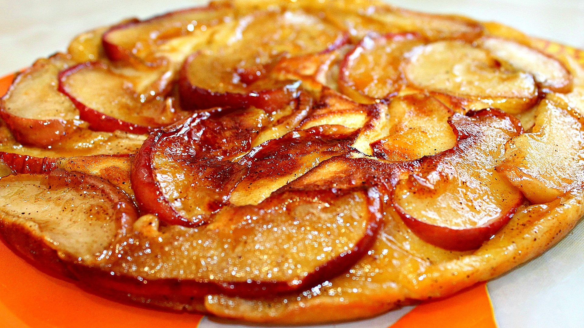 Шарлотка с яблоками простой рецепт на сковороде