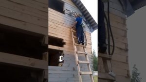 Покраска деревянного дома, электрический краскопульт Wagner WallPerfect 665