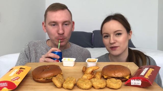 МУКБАНГ МАКДОНАЛЬДС БИГ МАК РОЯЛ БЕКОН наггетсы картофель по деревенски MUKBANG MCDONALD'S смотреть онлайн
