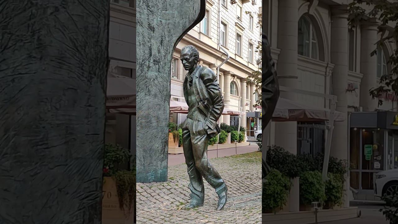 Булат Окуджава выходит из своего дворика на Арбате. Памятник поэту. Москва.