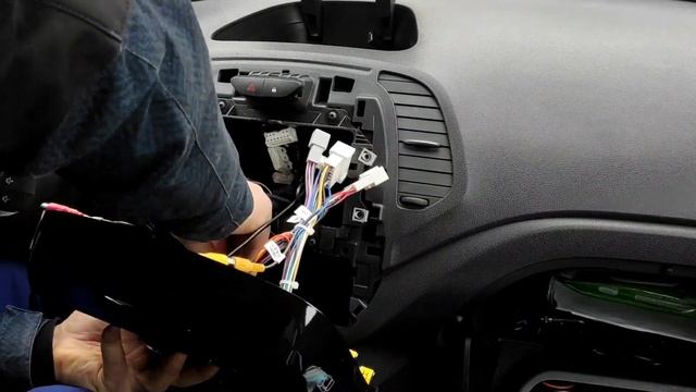 Установка Android CRS-300 на Renault Kaptur смотреть онлайн