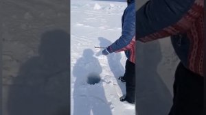 Зимой рыбачим на Байкале