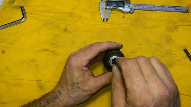 Как выкрутить зализанный винт из патрона дрели или шуруповёрта и сохранить его.