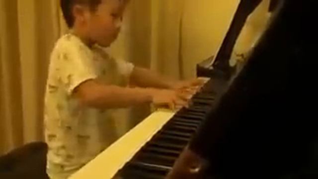 Маленький музыкант. Интересно, что с ним будет, когда он подрастёт... смотреть онлайн