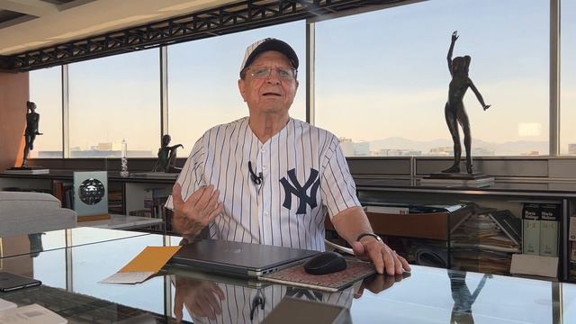 Un Niño Llora en el Campo de Béisbol - LA VIDA VA con Guillermo Ochoa смотреть онлайн