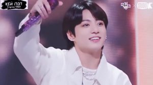 BTS -- ЧОНГУК ОБВОРАЖИВАЕТ СВОЕЙ ВНЕШНОСТЬЮ АРМИ...