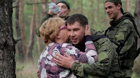 В Донбассе встречают российских военных