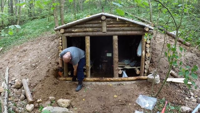 Ставим стеклопакеты в землянку | ЛЕСНОЙ ДОМ | ЗЕМЛЯНКА | ИЗБА | FOREST HOUSE | DUGOUT | HUT смотреть онлайн