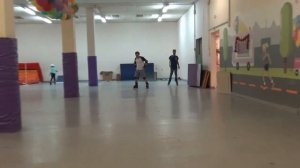 Разворот на горке в прыжке на 180 градусов на роликах