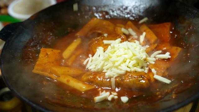 돈 없어서 냉장고 털었어요! 먹을게 김치와 술 뿐인 독거녀의 쪽방같은 자취방에서 혼술 과 술먹방 혼술안주는떡볶이 족발 실비김치 먹방 смотреть онлайн