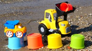 Машинки для малышей. Игрушки на пляже. Строим башню. Видео для детей