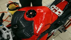 Процесс установки плёнки на мотоцикл. Оклеивание антигравийной плёнкой Ducati Panigale V 4S