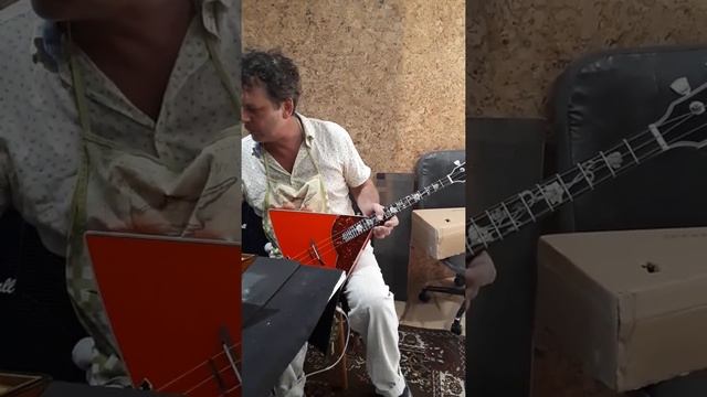 Роман Бузылёв тестирует балалайку-альт мастера Епихина А.М. у него в мастерской. смотреть онлайн