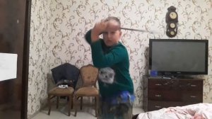 Показую как правильно владеть мечом