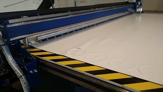 Широкоформатный плоттер, раскрой тентовой ткани ПВХ 9метров