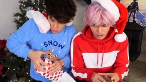 ДОРОГОЙ VS ДЕШЕВЫЙ Рождественский подарок ЧЕЛЕНДЖ | Stokes Twins на русском