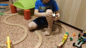 Собираем деревянную железную дорогу Ikea. Катаем паровозики