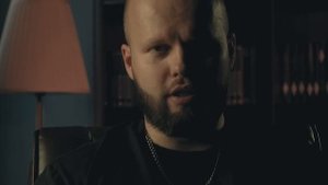 Почему ДЕВУШКА общается с другими МУЖЧИНАМИ? Говорит, что они сами к ней ЛЕЗУТ...