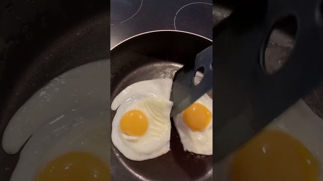Глазунья-яичница.#еда #едимдома #едимвкусно #лайф #блоггер #лайфстайл #завтрак #завтракзапятьминут?