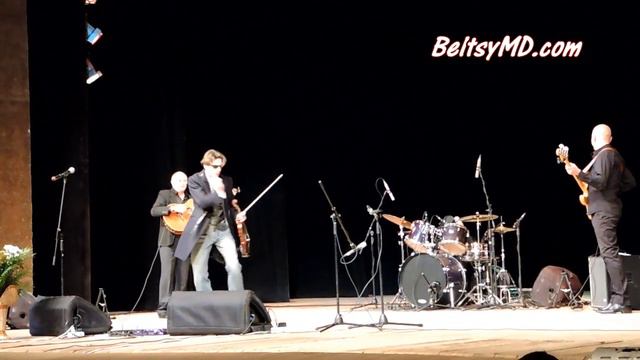 Саня и Эмиль Кроитор — выступление в городе Бельцы, Молдова смотреть онлайн