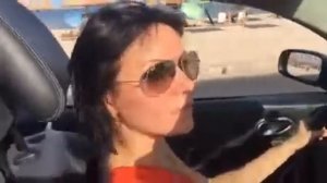 Брюнетка в кабриолете едет